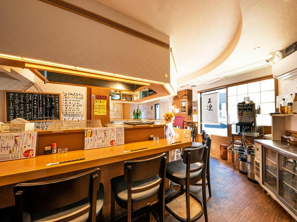 アットホームな雰囲気の中で様々な料理を楽しめる空間