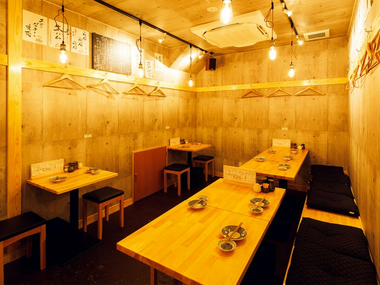 内装はシンプルで、カジュアルながらも居心地の良い店内