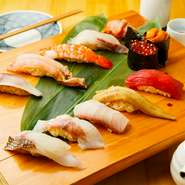 店のイチオシメニューでもあるすしは、鮮度も質も厳選した魚を丁寧に下処理したネタを使った本格派。色々なネタをリーズナブルに楽しめる『おまかせ8貫』が人気ですが、1貫づつからも注文できます。