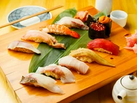 毎日仕入れる旬の魚を使っているので、ネタは鮮度抜群。それでいて驚くほどリーズナブルな『握り』