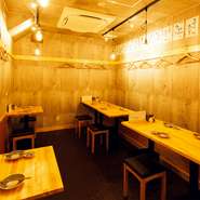平日は近隣の会社員、土日も地元客で賑わうこちらの店。お酒はもちろん、すしや料理も本格的ながらとてもリーズナブルなので、日常使いにぴったり。ヘルシーなメニューも多いので、女子会にもオススメです。