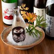 季節の料理に合う日本酒を選りすぐり、定期的に銘柄を入れ替えて提供。常時15種類ほどを揃え、全国の名蔵元の地酒に加え、季節限定酒も楽しめます。セレクトの相談にもしっかりと対応。詳細は気軽にお声がけを。