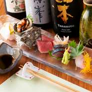 旬食材で彩る単品料理も豊富。なかでも人気のお刺身は、1人前で5種盛り一皿の満足度が格別。長浜鮮魚市場直送の魚介に加え、日本各地の漁港直送の鮮魚も登場。日本酒など、お酒のアテにぴったり！
