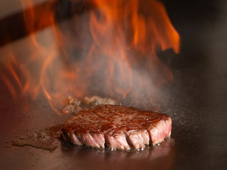 鉄板焼で堪能する、九州産の黒毛和牛