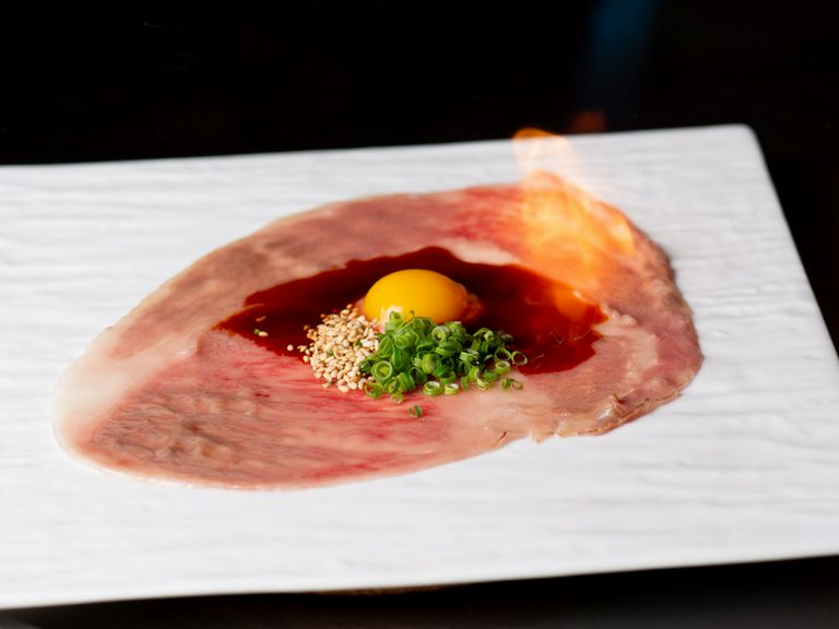 追加メニューとして人気No.1『焼きしゃぶユッケ』(2枚)