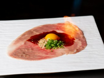 追加メニューとして人気No.1『焼きしゃぶユッケ』（2枚）