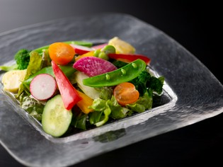 黒毛和牛に加え、糸島産の旬野菜や魚介も厳選
