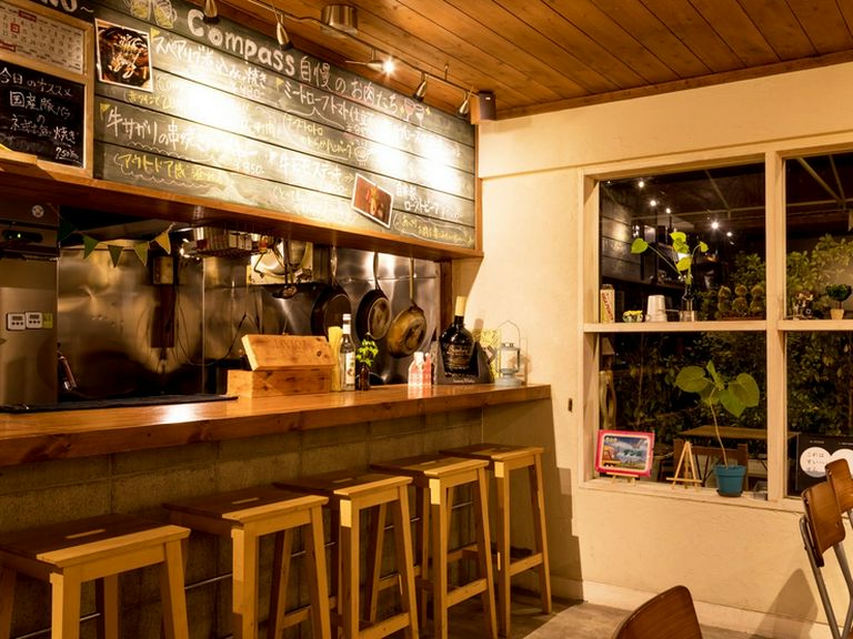 1人でも訪れやすい、やさしい灯りに包まれた居心地のいい店内