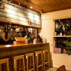 1人でも訪れやすい、やさしい灯りに包まれた居心地のいい店内