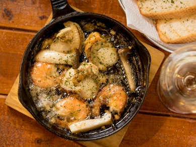 料理に合わせてソムリエが選んだワインが楽しめる