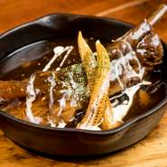 いわば、赤ワインの風味が効いた洋風の角煮！　2日間かけてじっくり煮込んだスペアリブは、スプーンで食べられるくらいにトロトロと柔らか。口の中でゆっくりほどける食感に、すーっと体の力が抜けてゆきます。