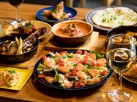 【restore compass】の看板メニュー『豚のスペアリブ煮込み』が味わえるコース。