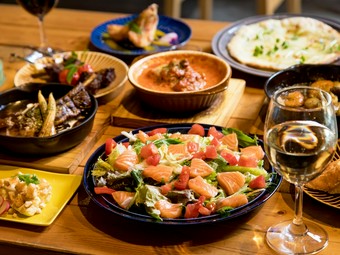 【restore compass】の看板メニュー『豚のスペアリブ煮込み』が味わえるコース。