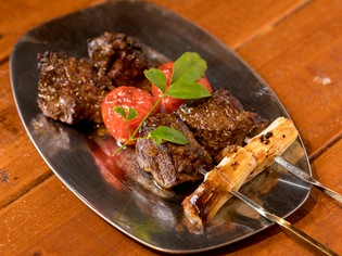 キャンプ気分で豪快に『牛サガリの串焼きバーベキュー』