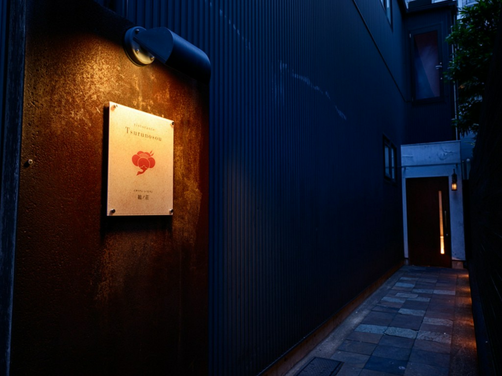 落ち着いた大人たちが集う、街の賑わいを離れた路地裏の隠れ家