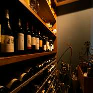 店内には大きなワインセラーが備わり、オーナーソムリエが選び抜いたイタリアワインがずらり。貴重なヴィンテージワインも揃い、シェフ渾身の料理と絶妙のマリアージュを奏でます。