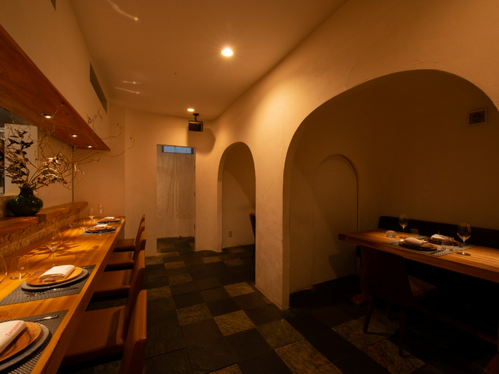 白壁を基調とした明るい店内で、ゆったりとした贅沢な時間を