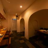 1階のレストランは、白壁に木や石を組み合わせた明るい空間。個室感覚のテーブル席とカウンター席が用意されています。高級感がありながら、緊張せずにくつろげる雰囲気が魅力です。