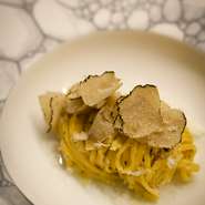 香り高いトリュフを手打ちパスタタリオリーニで