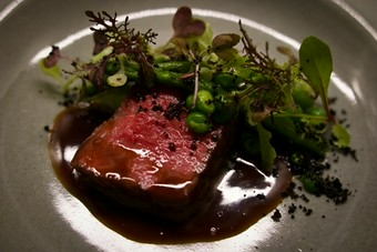 黒毛和牛のロースト フォンドヴォ―とバルサミコソース