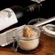 10月～12月が旬。豊かな芳香を放つイタリア産の白トリュフ