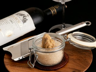 10月～12月が旬。豊かな芳香を放つイタリア産の白トリュフ