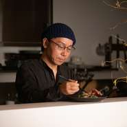 コース全体の流れを重視し、料理を提供するタイミングにも配慮