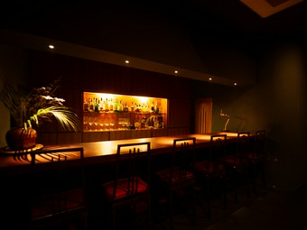 大人の時間を優雅に演出する、2階の落ち着いたバーにも注目
