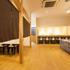 落ち着いた和モダンの空間で、旨い寿司とつまみに憩える