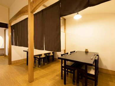 大切なビジネスシーンに頼りになる一軒。広い半個室もご用意