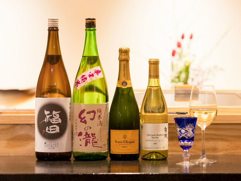 大将が吟味した日本酒が揃い、ワイン＆シャンパーニュも充実