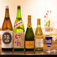 富山の銘酒「幻の瀧」をはじめ、寿司に合う全国の銘酒を選りすぐり。季節酒も登場し、楽しみがいろいろです。華やかな席にぴったりのシャンパーニュ、寿司にきれいに寄り添うフランスやスペインのワインも好評。