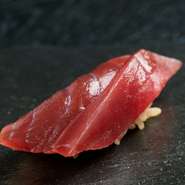 熟成により、素材の持ち味をさらに高める握りのひとつ。静岡・焼津漁港から仕入れる天然鮪を5日以上ねかせることで、素材が持っている旨みを最大限に引き出し。しっとりと上品な美味しさに、心底とろけます。