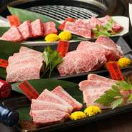 国産黒毛和牛「佐賀牛肉」を厳選して仕入れ。きめ細やかに入ったサシ、柔らかい食感を食せます。そのほか九州から直送している「馬肉」も自慢。新鮮だからこそ味わえる「肉のおいしさ」を堪能できます。