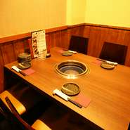 ロースターは無煙タイプのものを採用。匂い移りがあまり気にならないので、デートなどにもぴったりです。普段の日にはもちろん、誕生日や記念日などの特別な日の食事にも利用できる焼肉店です。