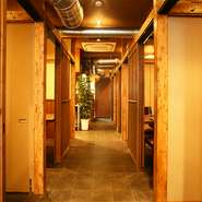 木の温もりを感じさせてくれるオシャレな店内。落ち着いた雰囲気がただよっていて、会話に集中できます。カジュアルな食事会から勝負のかかった接待まで、さまざまなシーンに寄り添ってくれます。