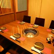 完全個室を完備している【佐賀牛焼肉と馬肉　吉右衛門】。人数に合わせて部屋の広さを調整もしてくれます。周囲を気にすることなく、マイペースにゆったりとした時間を過ごせそうです。