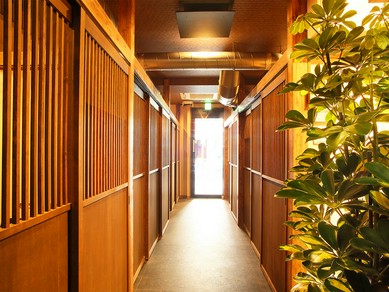 落ち着いた雰囲気の店内で楽しむ馬肉と佐賀牛