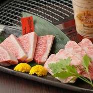 サシがたっぷり入っていて、旨味が詰まっている一品。噛めば噛むほど、「濃厚な甘み」と赤身の持つ「旨味」があふれ出します。自家製のタレをたっぷりつけていただきます。