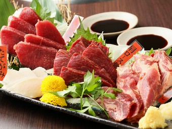 4種類の部位を味わえる、ボリューミーな『馬肉盛り合わせ』