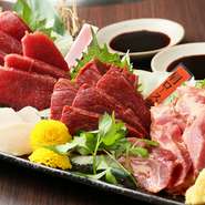 九州から直送している新鮮な「馬肉」の盛り合わせ。「肩ロース」「タテガミ」「赤身」「カルビ」の4種類が食せます。新鮮な肉を厳選しているため、素材そのものが持つおいしさを最大限に味わえます。