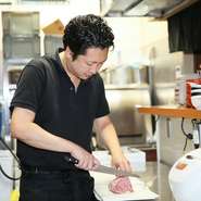 「お客さまには満足して帰っていただきたいので、1人ひとりに合わせたもてなしを心がけています」と語る鈴木氏。店内の様子を常に気にかけ、積極的にコミュニケーションをとり、ゲストの要望に応えています。