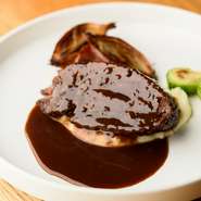 ピエモンテの郷土料理。3時間じっくり煮込まれた牛ホホ肉は、柔らかく、口の中いっぱいに旨みが広がります。マルサラ酒と香味野菜を一緒に煮込んだソースはワインの甘みが加わり、深みとコクのある味わいに。