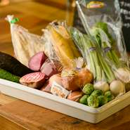 料理に使用される食材は、地場野菜や地元の魚がメイン。その他、ヨーロッパの野菜やイタリアのポルチーニ茸、季節のトリュフなどその時々の旬食材が揃っており、季節感たっぷりの料理を堪能させてくれます。