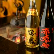 芋焼酎「赤兎馬」と、麦焼酎「隠し蔵」。グラスで気軽に楽しめる焼酎は厳選2種を用意。季節の味覚と共にじっくりと一杯味わってみませんか。