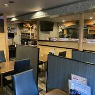 淵野辺駅近くに2019年夏に登場以来、着々とファンを増やす店。寿司職人として25年以上のキャリアを持つ店主が、肩肘はらずに憩える空間でおもてなし。カウンター席・テーブル席・小上がりがあり気兼ねなく寛げます。
