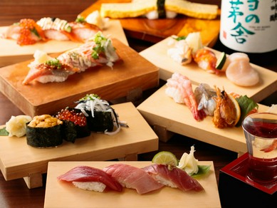 旬の寿司と料理に合うお酒が充実し、季節限定の日本酒が味わえる