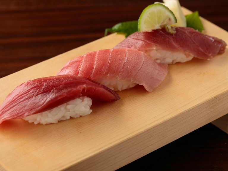 贅沢に生の本まぐろを味わえる『本まぐろ三昧(本まぐろ大とろ・本まぐろ中とろ・本まぐろ赤身)』