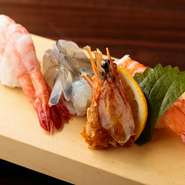 海老好きに捧げる至福の3貫。甘み・大きさともに抜群のニューカレドニア産「天使の海老」、北海道甘えび、その日のおすすめ海老を盛り合わせに。赤酢をきかせたシャリとの相性、ネタとシャリの一体感も抜群です。
