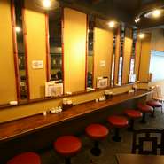 1人での利用にも最適なカウンター席が用意されています。仕事の合間にさっと済ませたいランチや、ゆっくり料理をつまみながら飲みたい時にも最適。1人にちょうど良い小皿メニューも充実しています。